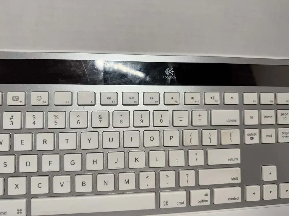 Logitech K750 Wireless Solar Keyboard for Mac - Silver/White
